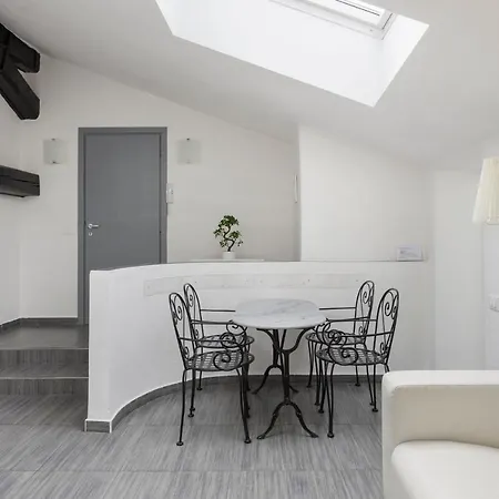 2 Bedroom 2 Bathroom Apt - Duomo 1 דירה מילאנו