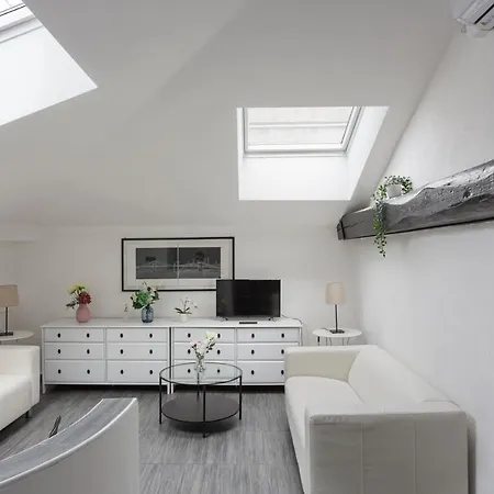 2 Bedroom 2 Bathroom Apt - Duomo 1 ミラノ